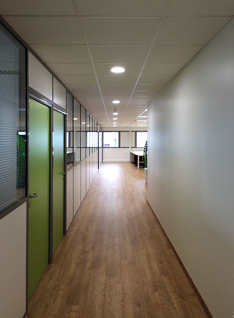 Couloir de distibution vers les salles de réunion et accés à l'open space.