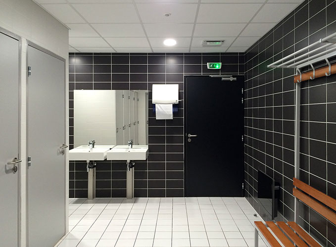 WC avec contrastes des revêtements carrelages noirs et blancs.