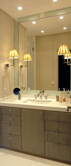 Salle de bains dans la chambre principale. Grand miroir sur toute la dimension du fond de mur disponible.